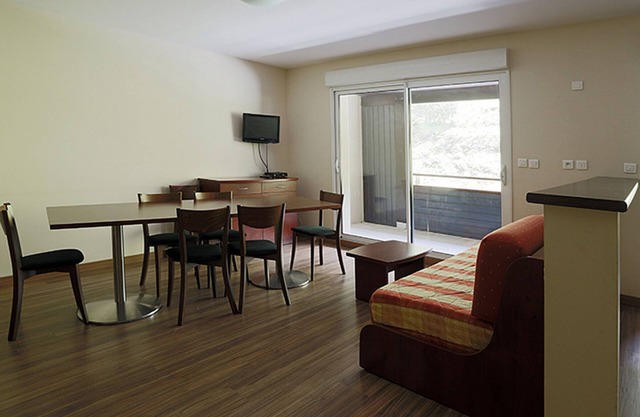 Spacious Ski-In/Ski-Out Apartment with Balcony, Sleeps 8, Stunning Views - Peyragudes