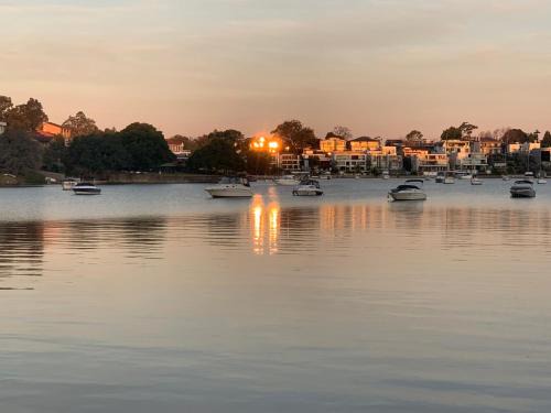 Spacious Studio-2 Beds, Short drive to Parklands & Olympic