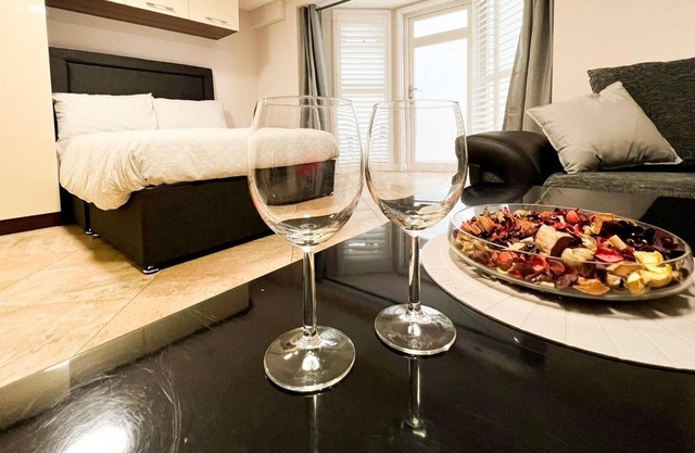 Spacious studio flat in the heart of Acton Central (1)