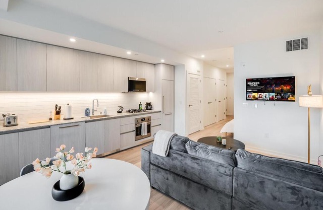 Spacious Studio - Hollywood Pool, Parking, Sauna
