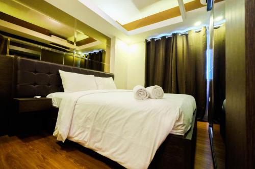 Spacious Studio Room at Green Pramuka Apartment By Travelio