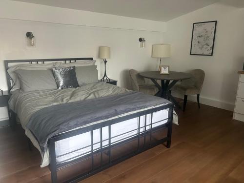 Spacious studio with free EV recharge overnight