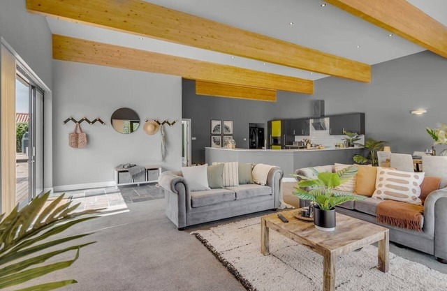 Spacious, stylish 4bed home w/patio, garden & parking