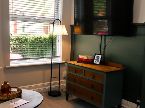 Spacious Stylish Home with FREE Parking 10 Mins to Manchester Centre & AO Arena Ideal for Groups & Long Stays