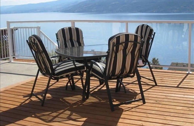 Spacious Suites in Peaceful Cul-De-Sac with Panorama Lake View
