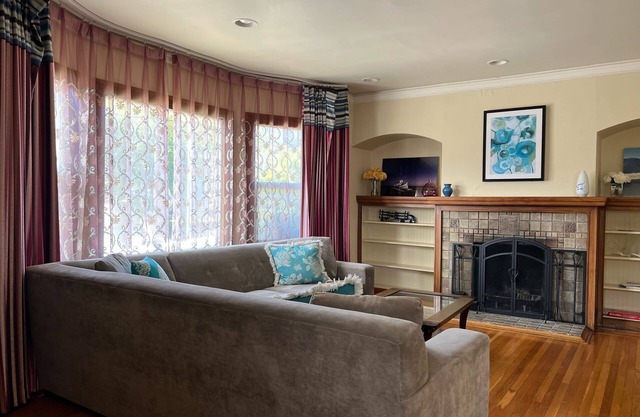 Spacious Sunny Two Bedroom+office Mediterranean Top Floor House