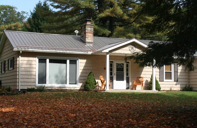 Spacious Sunset Maple Cabin
