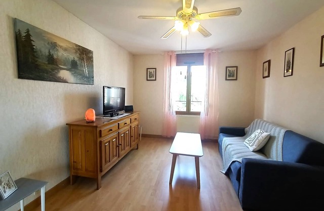 Spacious T3 Between City and Lake with Balcony, WiFi, Pet-Friendly, Near Station & Spa