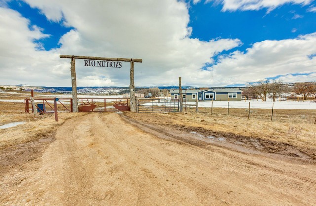 Spacious Tierra Amarilla Ranch House w/Deck!