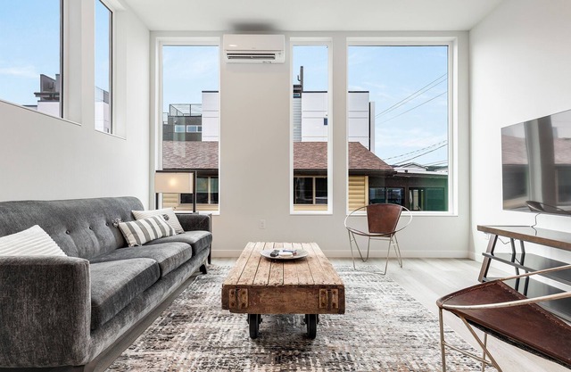 Spacious Townhome close to downtown, Lightrail, sport arenas & Pike Place market