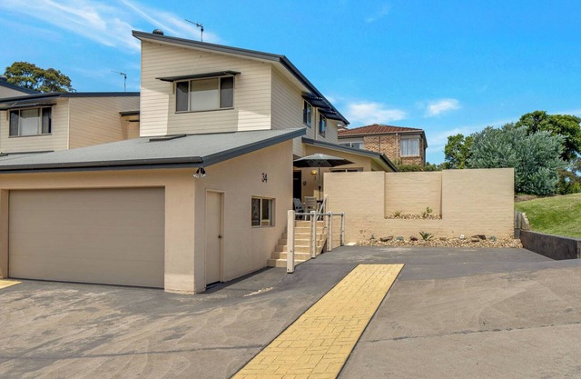 Spacious Townhouse just 5 mins stroll to popular Surf Beach and shops