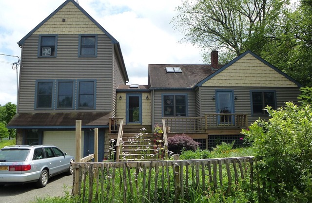 Spacious townhouse with hot tub!