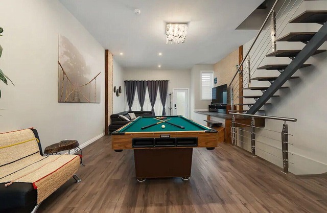 Spacious townhouse with rooftop deck 4BR near DT
