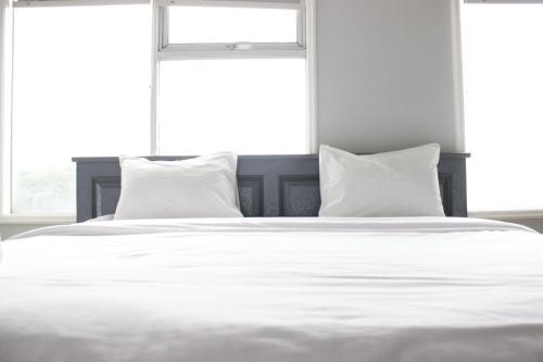 Spacious & Trendy Studio at Jarrdin Cihampelas Apartment By Travelio