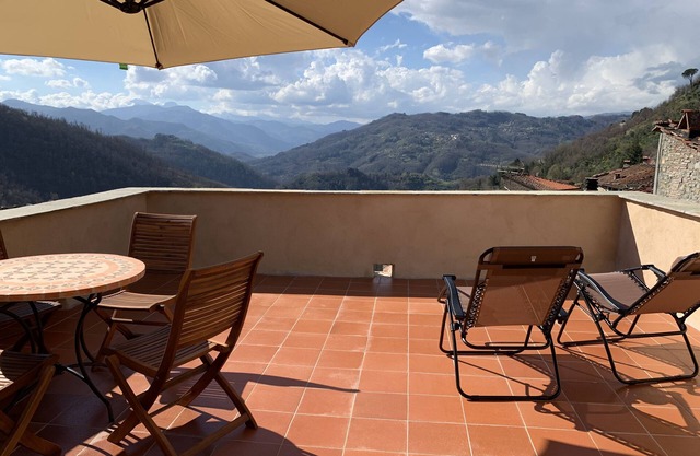 Spacious Tuscan townhouse with large roof terrace