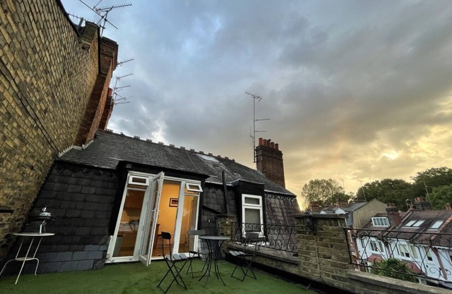 Spacious two bedroom flat in prestigious Highgate