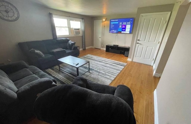 Spacious University area 2 bedroom apartment 1 mile from SU. Parkside view!n