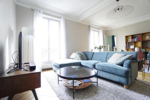 Spacious unoverlooked nest with open view