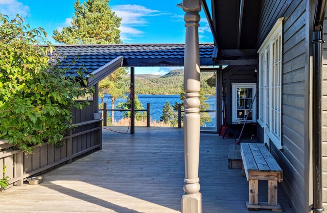 Spacious vacation home on an open and sunny plot with its own shore and jetty.