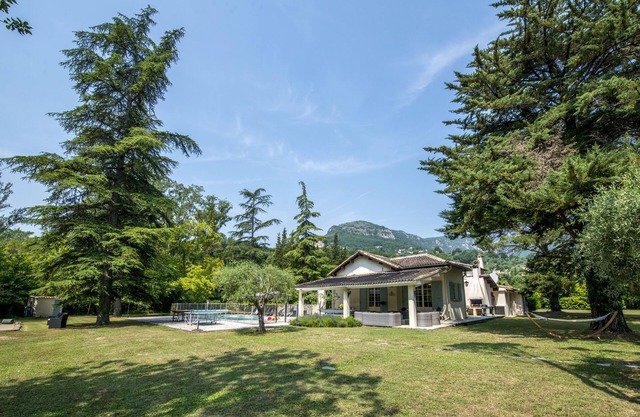 Spacious villa in Tourrettes-sur-Loup with Private Lake access