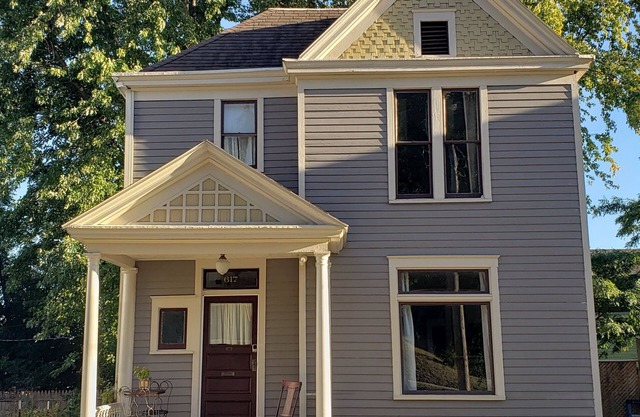 Spacious Victorian perfect for large groups. Walk to Main Street!