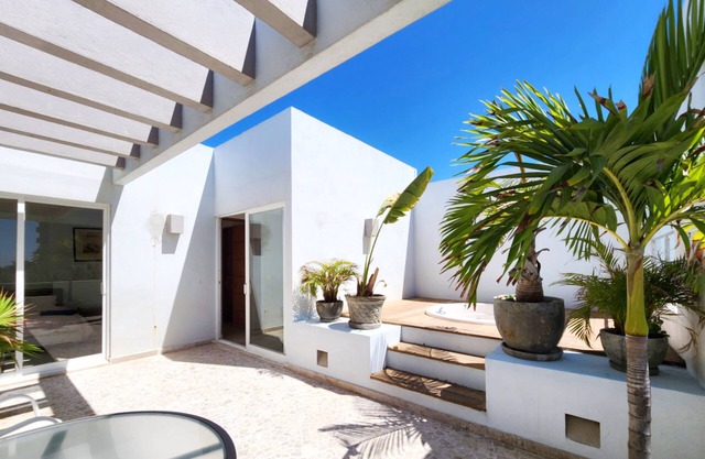 Spacious Villa with ocean view and beach access through exclusive beach club.