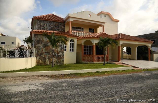 Spacious villa w/pool and jacuzzi. 5 minutes from beautiful beaches