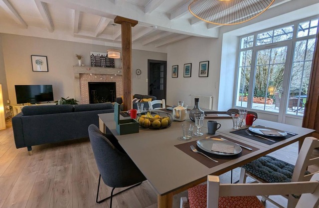 Spacious villa with private garden, pets allowed