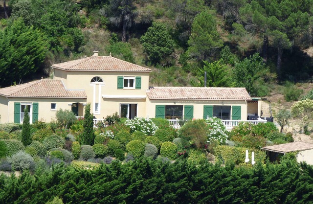 Spacious Villa with Pool Overlooking Vineyards
