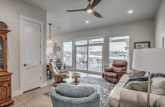 Spacious Waterfront 3 Bed, 2 Bath – Boat Parking Available!