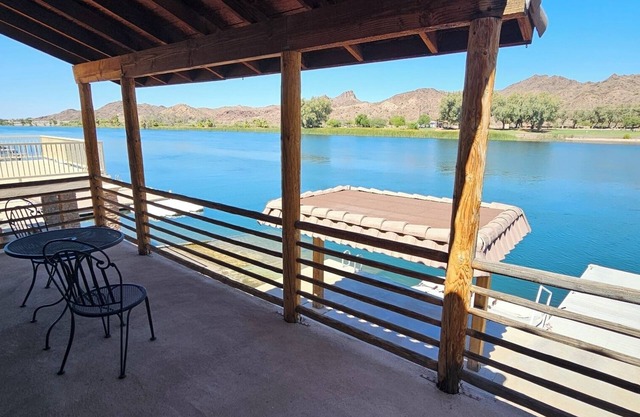 Spacious waterfront 4 bedroom home with WiFi, AC on Parker Strip with dock views