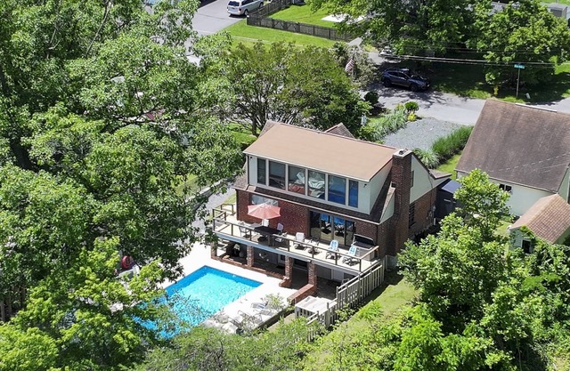 Spacious Waterfront home with stunning views, pool, pier & parking mins to Annapolis
