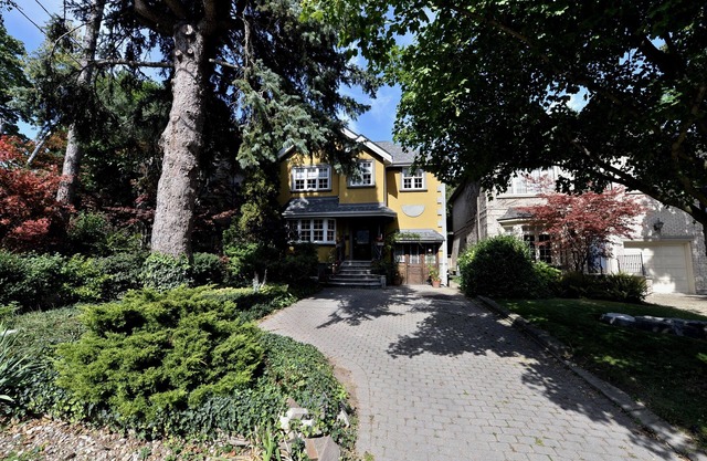 Specious one bedroom apartment in upscale neighbourhood in Leaside Toronto.