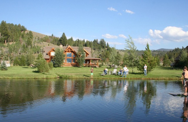 Spectacular estate for families, fishing, hiking and biking!
