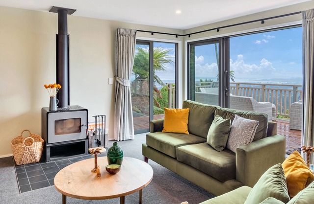 Spectacular Hilltop Retreat near Piha