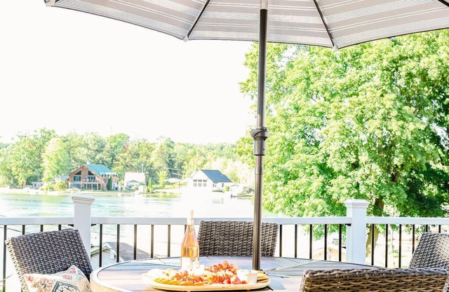 Spectacular Lake Views!