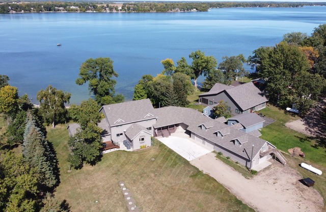 Spectacular Lakefront Retreat on 2 acres~ Perfect Large Family Getaway