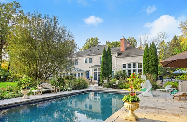 Spectacular Mansion with pool/spa - close to NYC