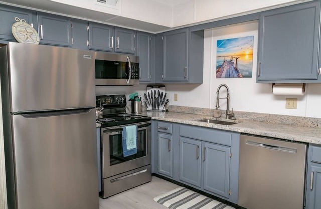 Spectacular Midtown Condo. Foozball! Linens Provided!