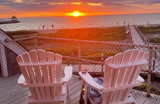 Spectacular Montauk Sunset in Gated Community - Perfect for Families!