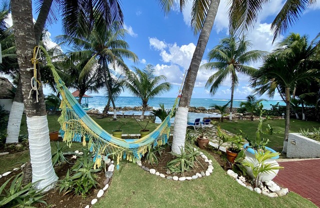 SPECTACULAR OCEAN FRONT VIEW, WI FI, POOL, AC, PRIVATE SWIMMING AREA, SECURITY