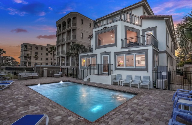 Spectacular Retreat Beach House – City Center for numerous SHOPS & Restaurants!