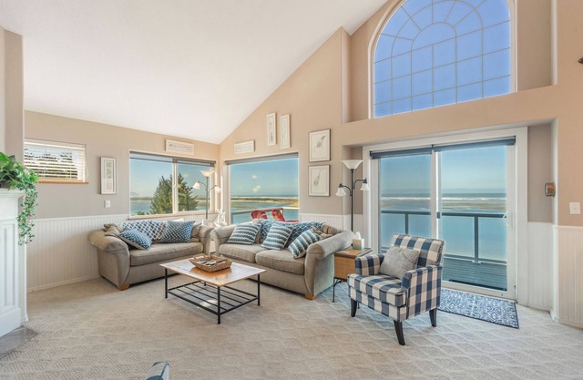 Spectacular views of the Pacific Ocean and Bay - 3 Bedroom house sleeps 8.