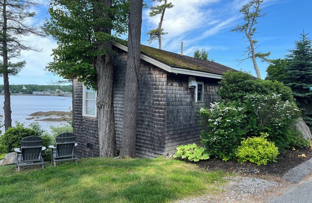 Spectacular Waterfront Cottage: Charming Getaway on The Sheepscot River