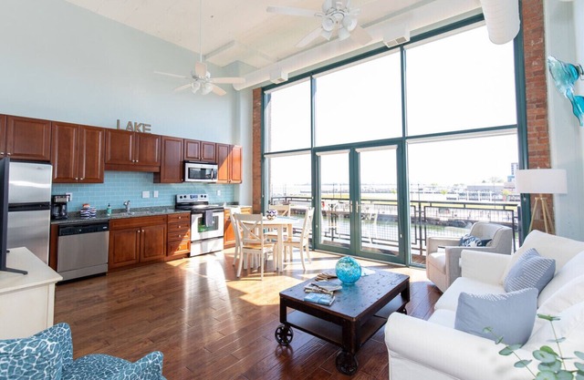 Spectacular Waterfront Condo Retreat For 6 w/Cedar Point View!