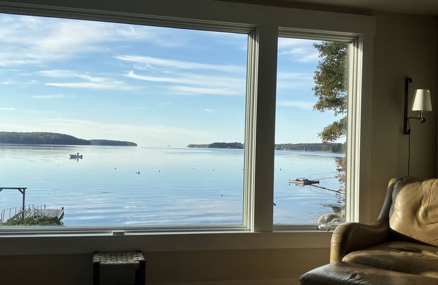 Spectacular Waterfront Retreat Close To Portland!