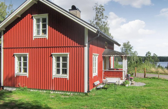 Spend a wonderful vacation in the cottage near the lake.