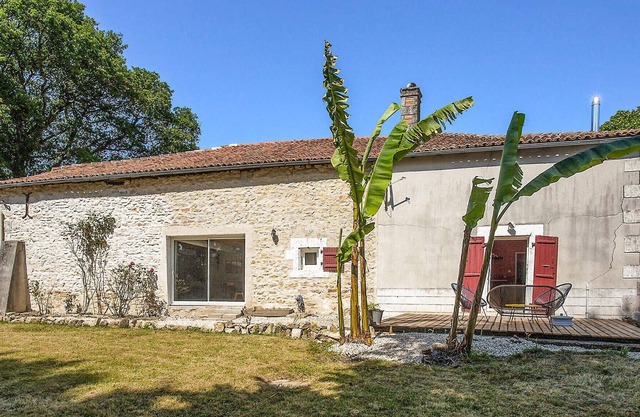 Spend an unforgettable vacation in this beautiful country estate near numerous activities.