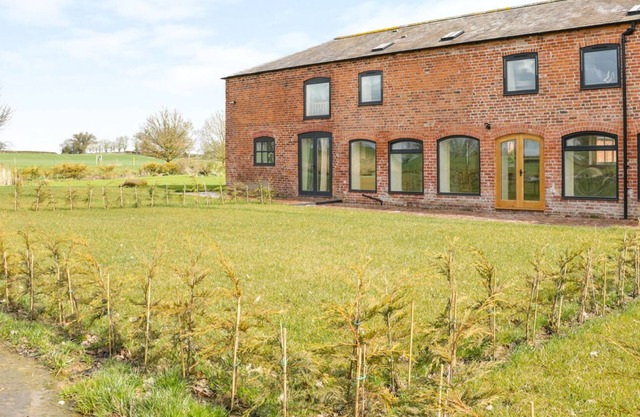 SPINNEY VIEW, family friendly, character holiday cottage in Cockshutt