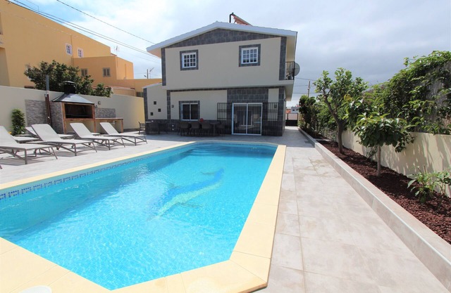 Splendid 6-bedroom villa with heated pool set in a magnificent tropical garden